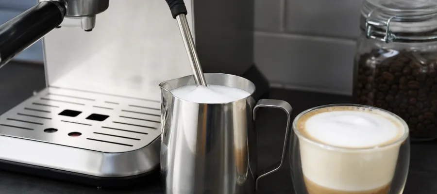 Milchschaum zubereiten mit der Espressomaschine: Anleitung fuer Cappuccino und Latte
